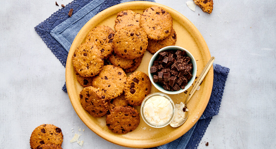 Biscotti con farina di ceci, cocco e cioccolato